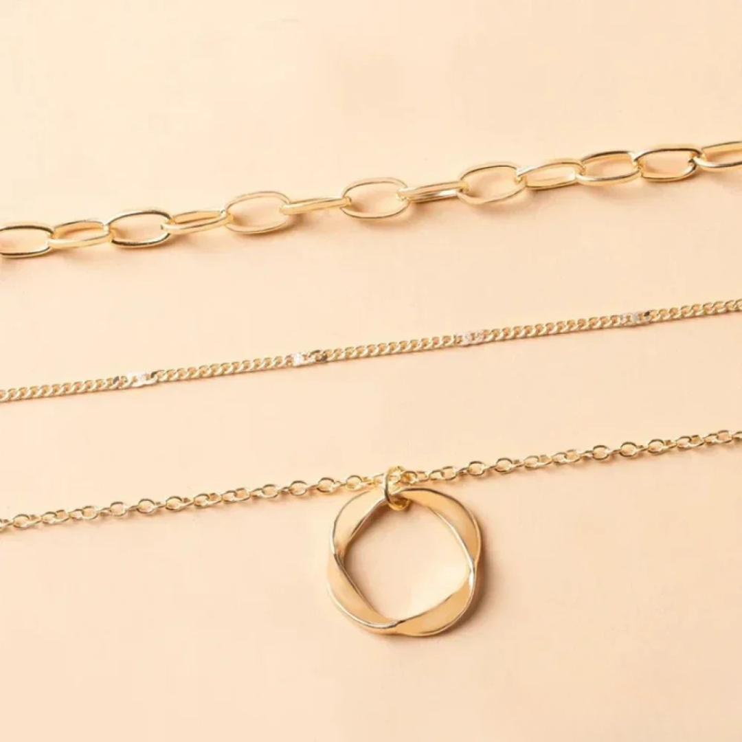 Beata – Collana dorata con piccole decorazioni in pietra