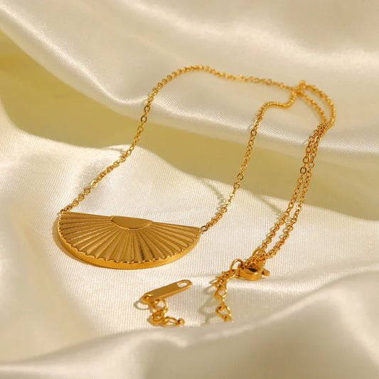Eleonora – Collana dorata con pendente ampio