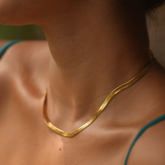 Johana – Collana dorata delicata con forma armoniosa