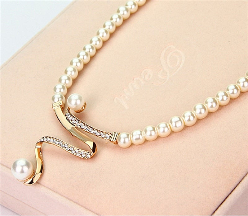 Set collana e orecchini con perle naturali