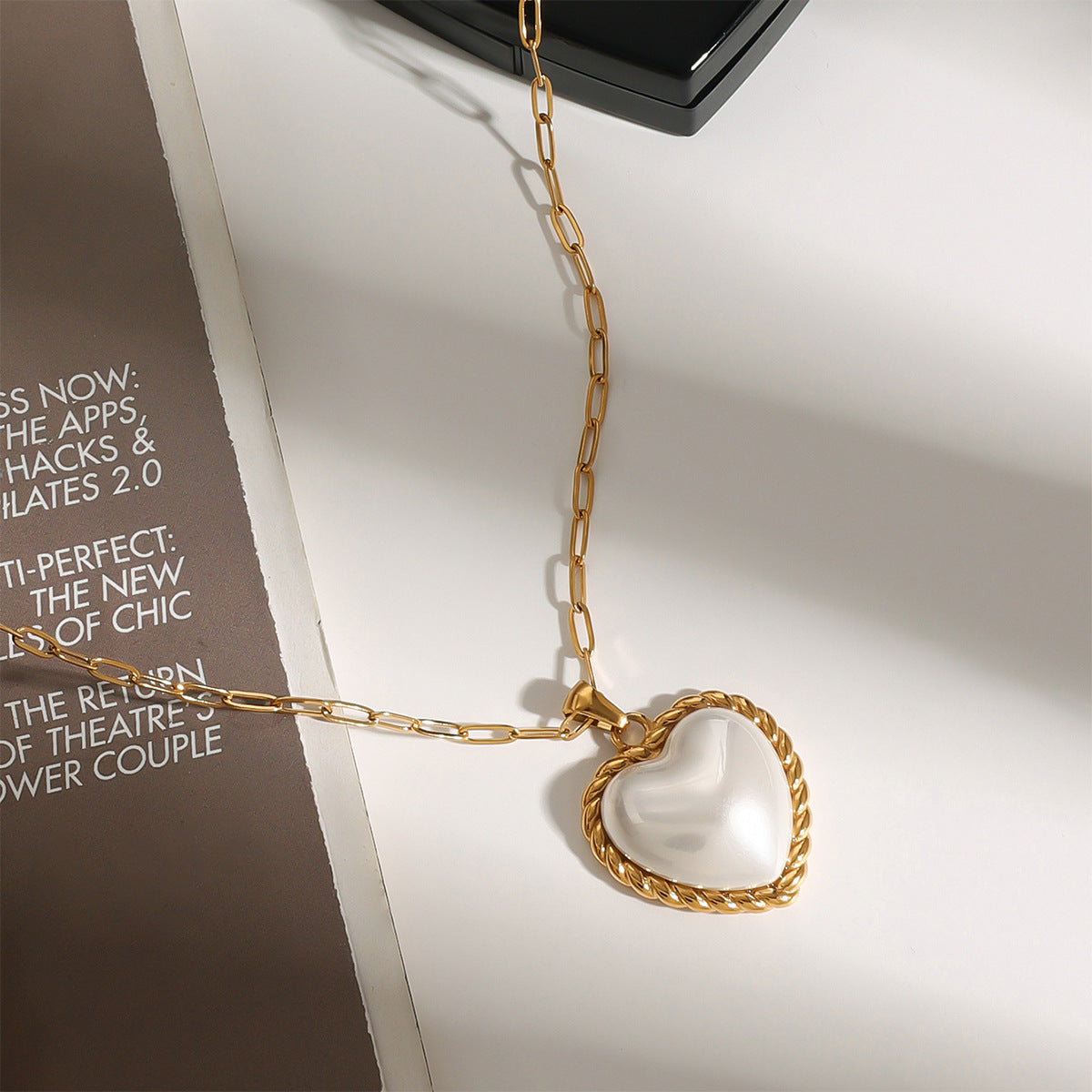 Viktorie – Collana dorata con pendente elegante