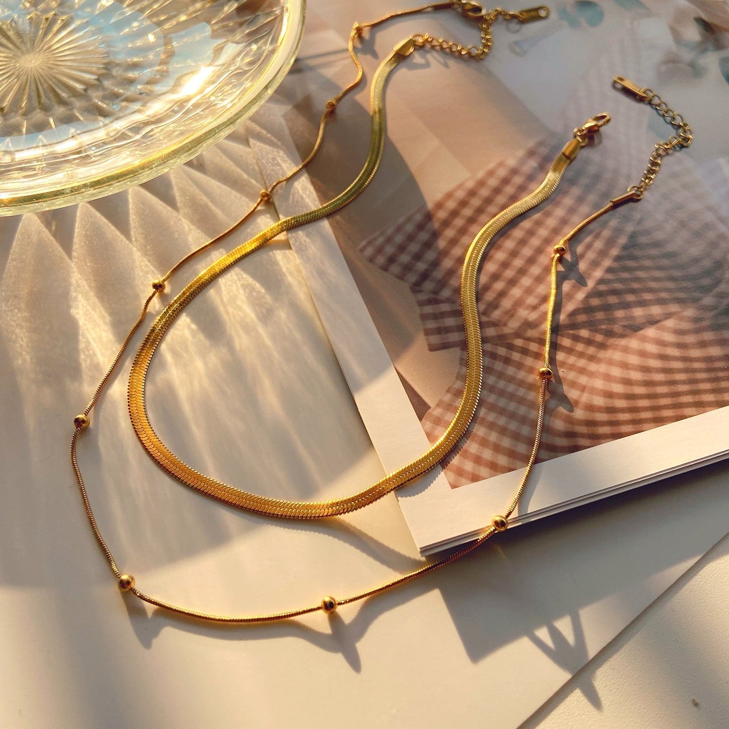 Klara – Collana dorata semplice a doppio strato con lucentezza moderna