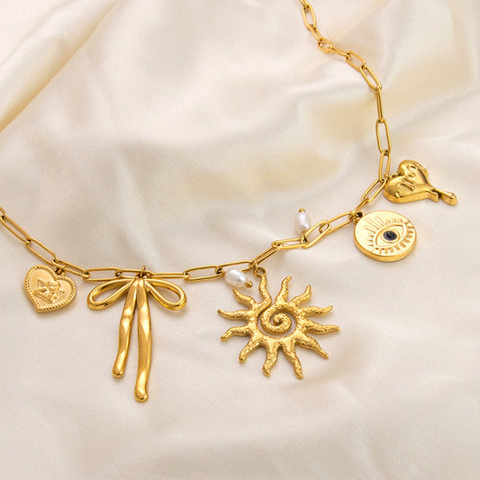Emilie – Delicata collana in oro con piccoli pendenti.