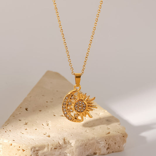 Elisabeth – Collana dorata con piccoli pendenti simbolici