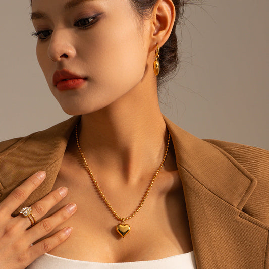 Amálie – Collana in oro con medaglione moderno.