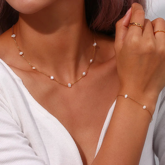 Greta – Collana dorata con delicati puntini