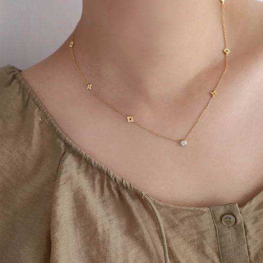 Carina – Collana dorata con accenti colorati