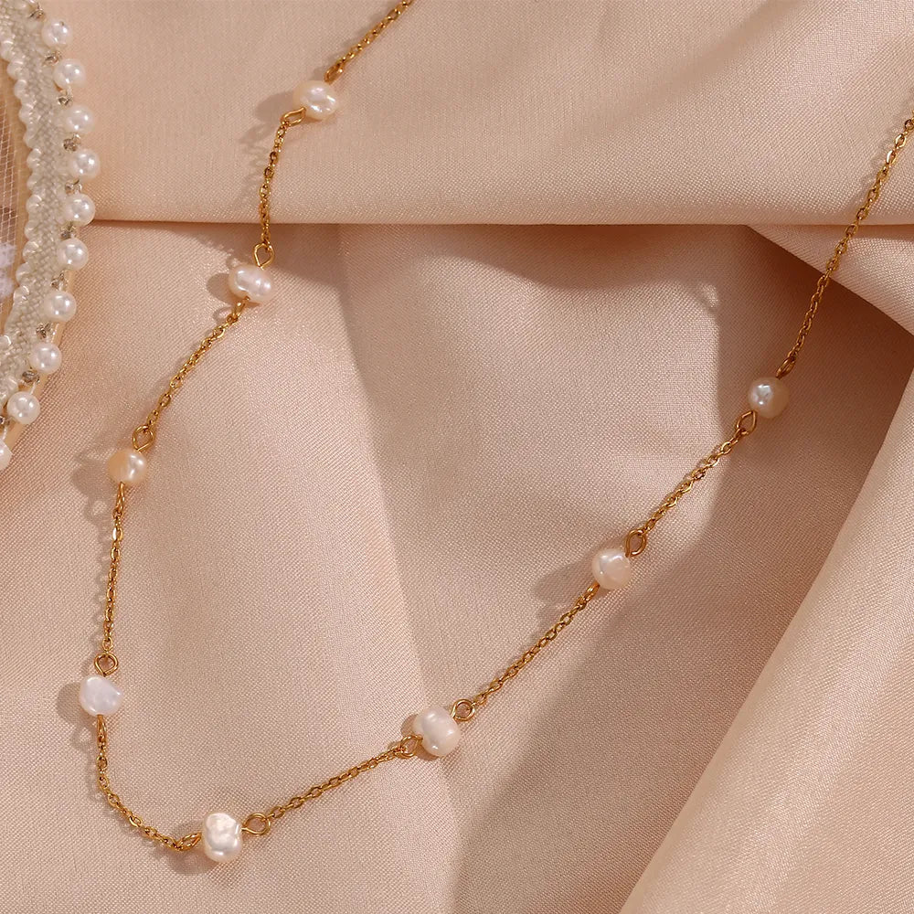Greta – Collana dorata con delicati puntini