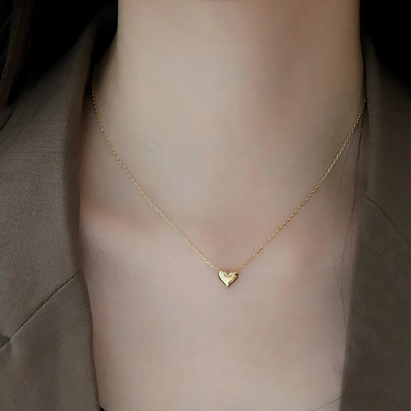 Klara – Collana dorata con pendente rotondo