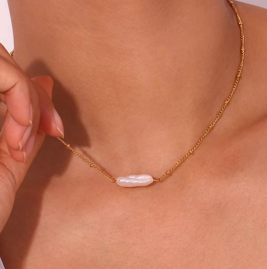Isabela – Collana dorata con pendente rettangolare