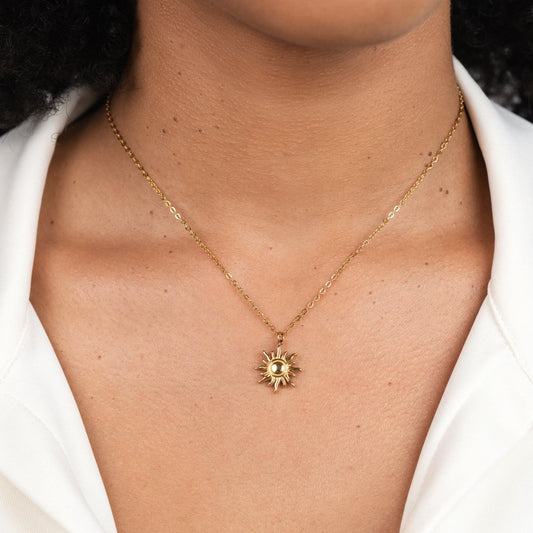 Ronja – Collana dorata con pendente floreale