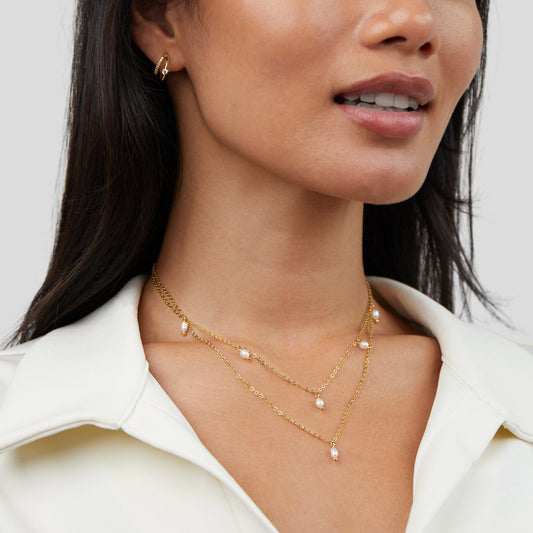 Tanja – Collana dorata stratificata con maglia moderna