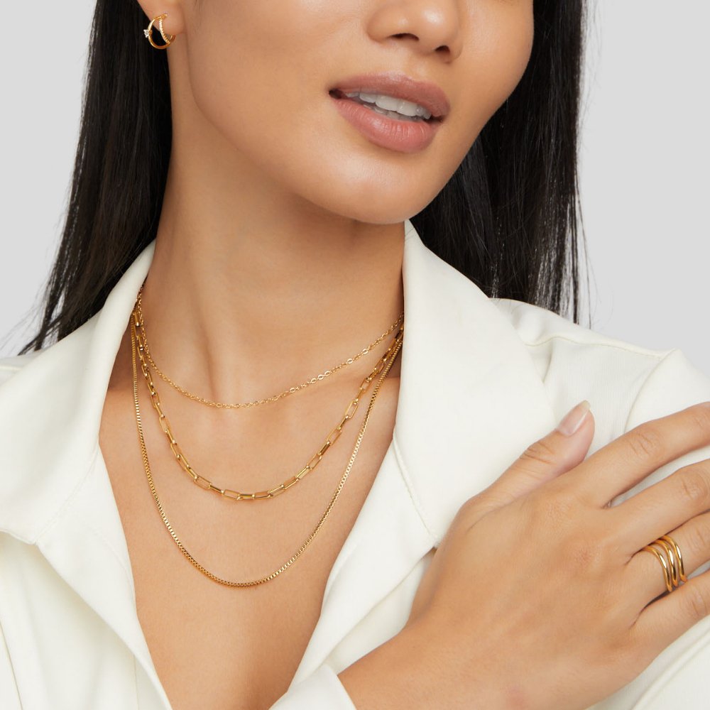 Josefína – Collana in oro a tre strati con maglie delicate.