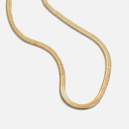 Elisa-Marie – Una collana d'oro delicatamente curva.