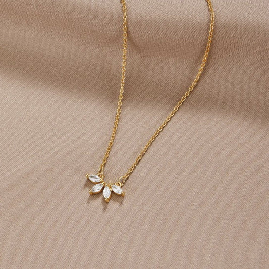 Amalia – Collana dorata con pendente composto da due perle