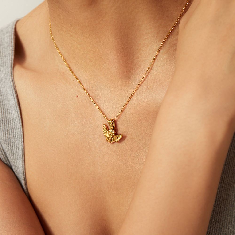Frieda – Collana dorata con pendente a forma di ala
