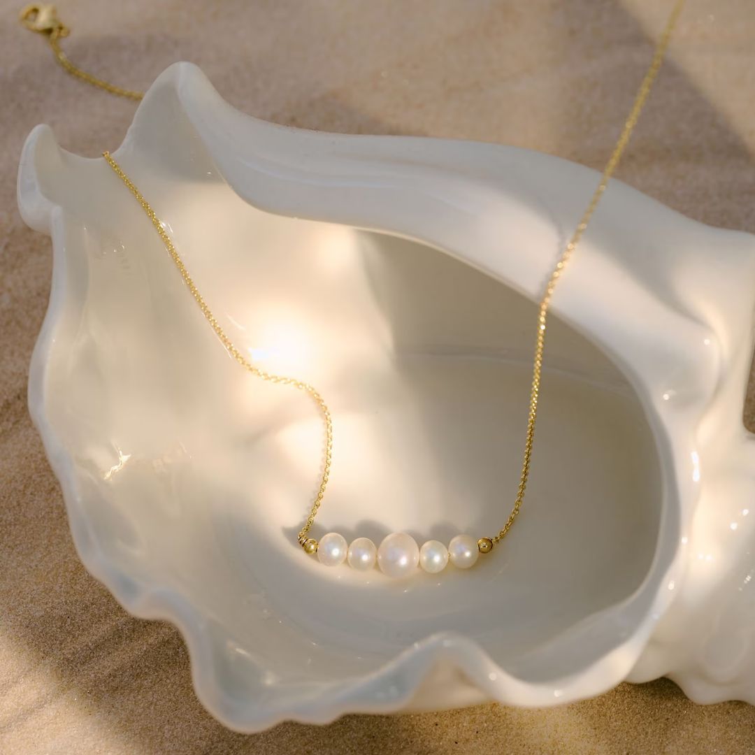 Juliana – Collana dorata dalla struttura minimalista
