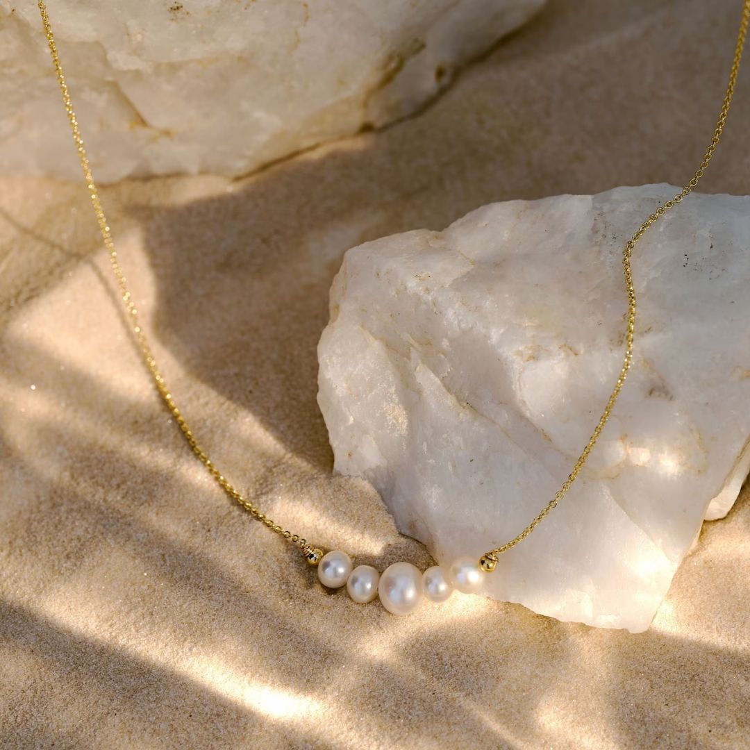 Juliana – Collana dorata dalla struttura minimalista