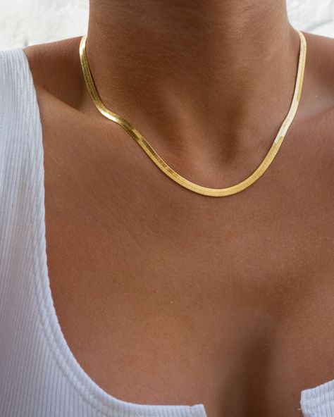 Johana – Collana dorata delicata con forma armoniosa