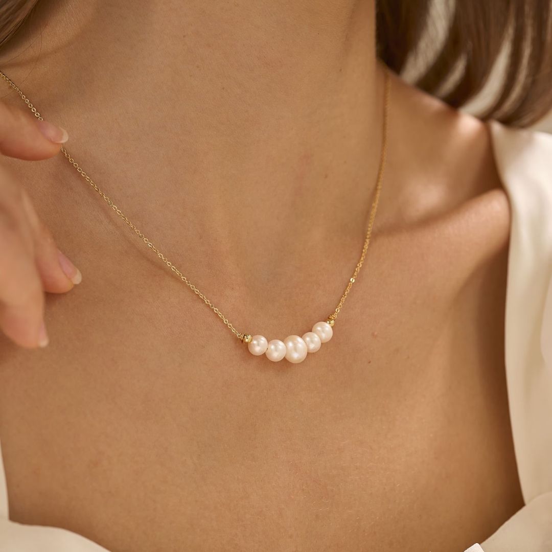 Juliana – Collana dorata dalla struttura minimalista