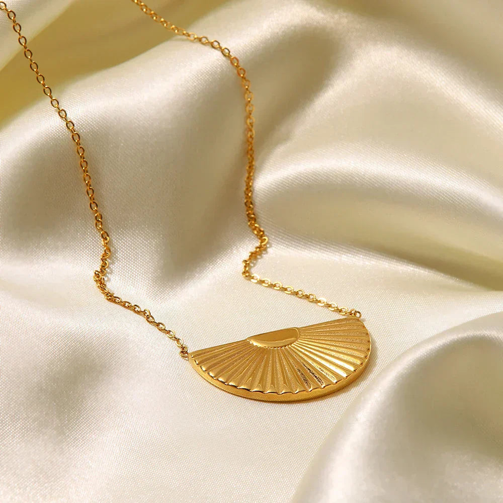 Eleonora – Collana dorata con pendente ampio
