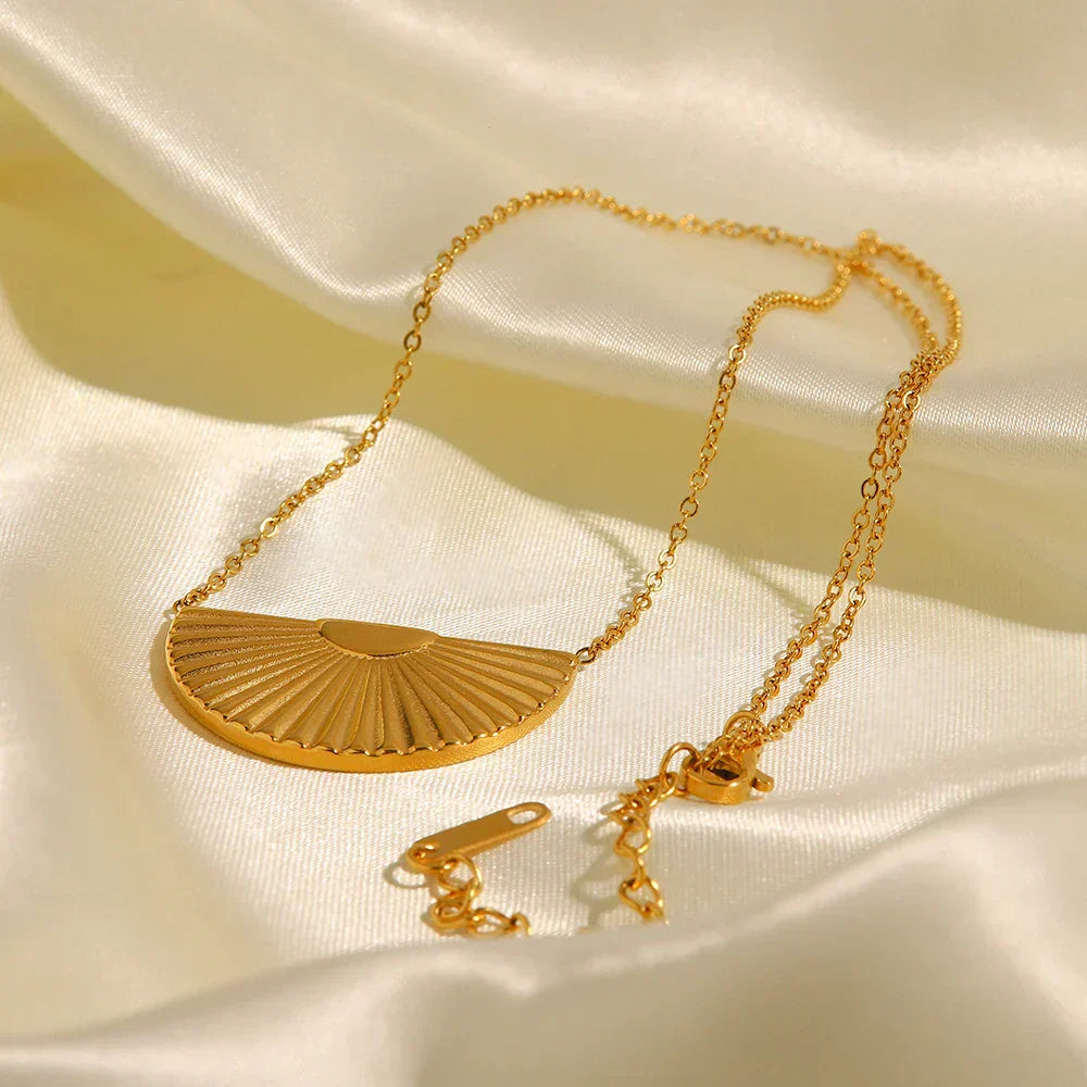Eleonora – Collana dorata con pendente ampio