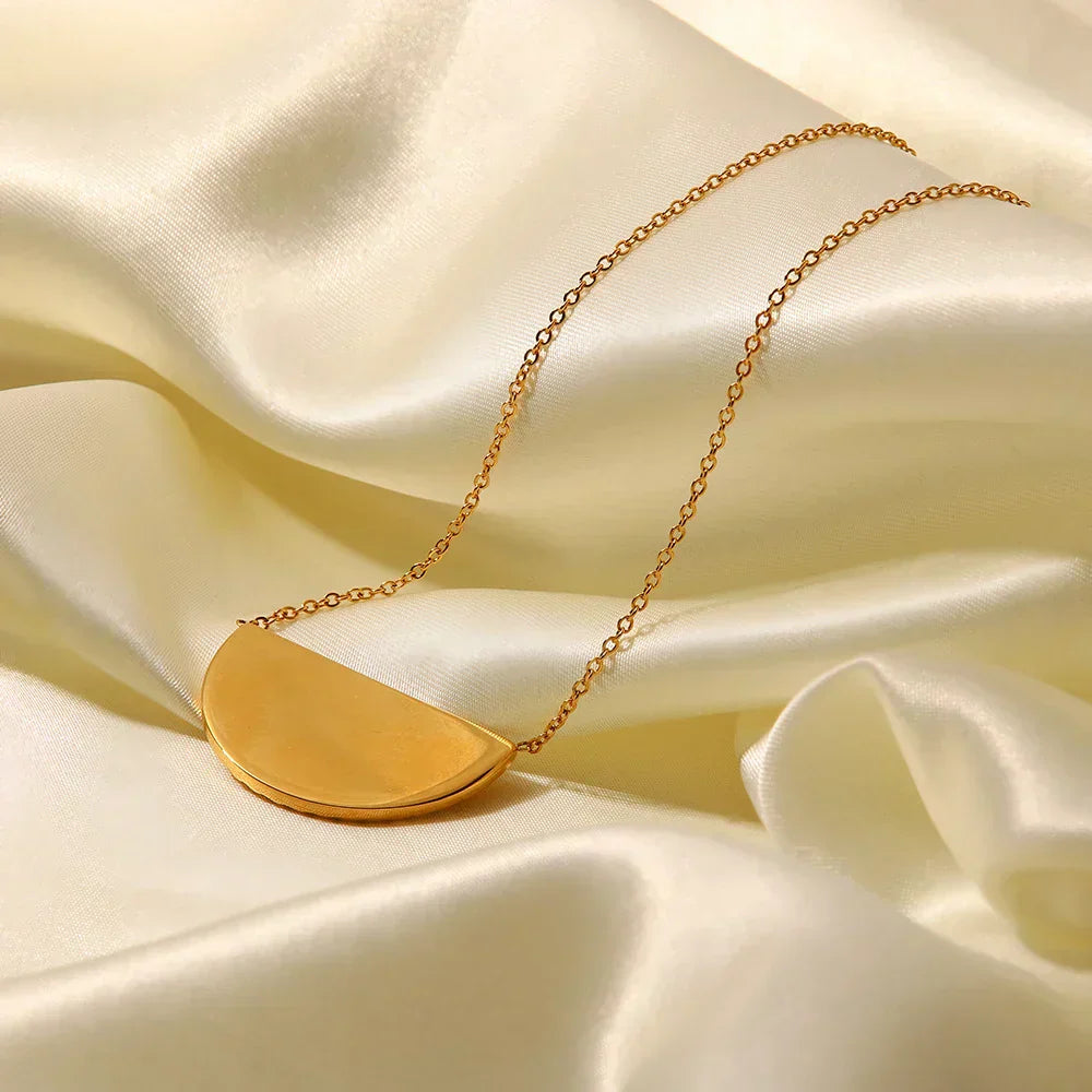 Eleonora – Collana dorata con pendente ampio