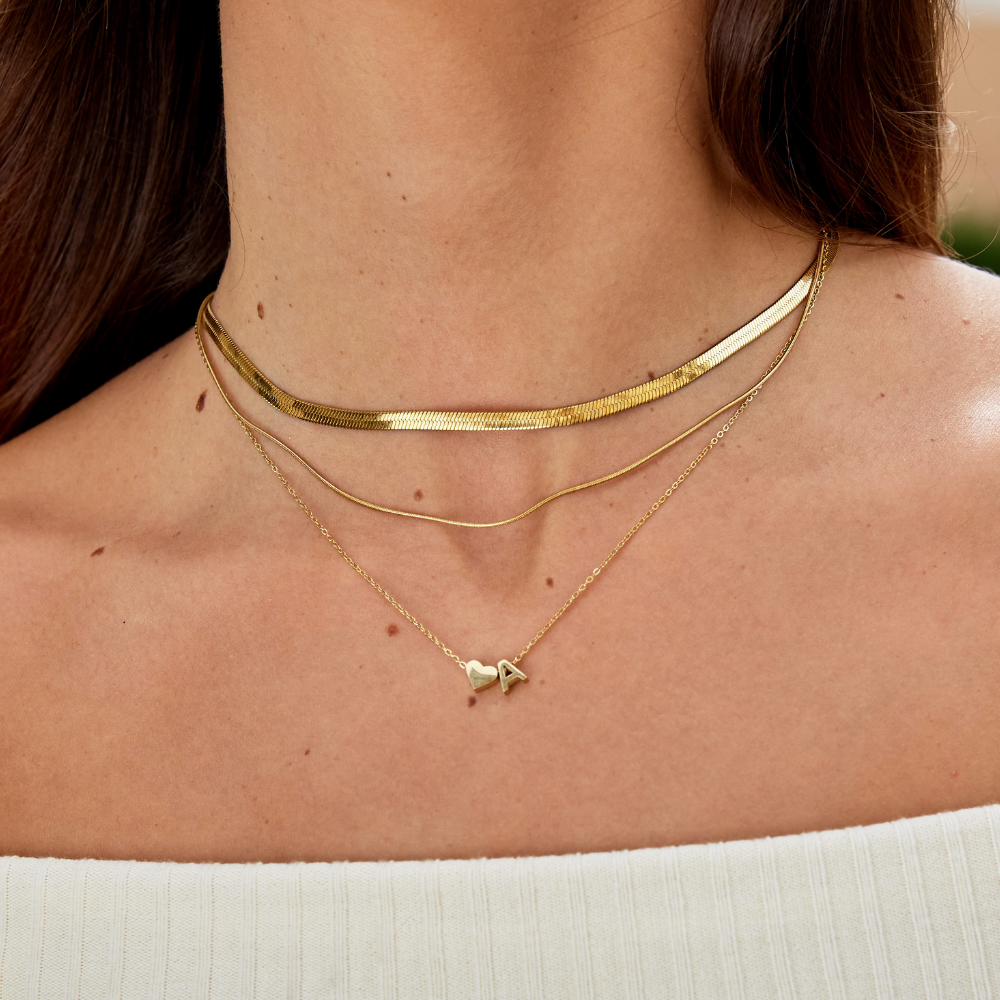 Nina – Collana dorata con disposizione a V