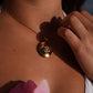Alena – Collana dorata delicata con accento floreale