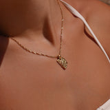 Helena – Collana dorata con pendente rettangolare