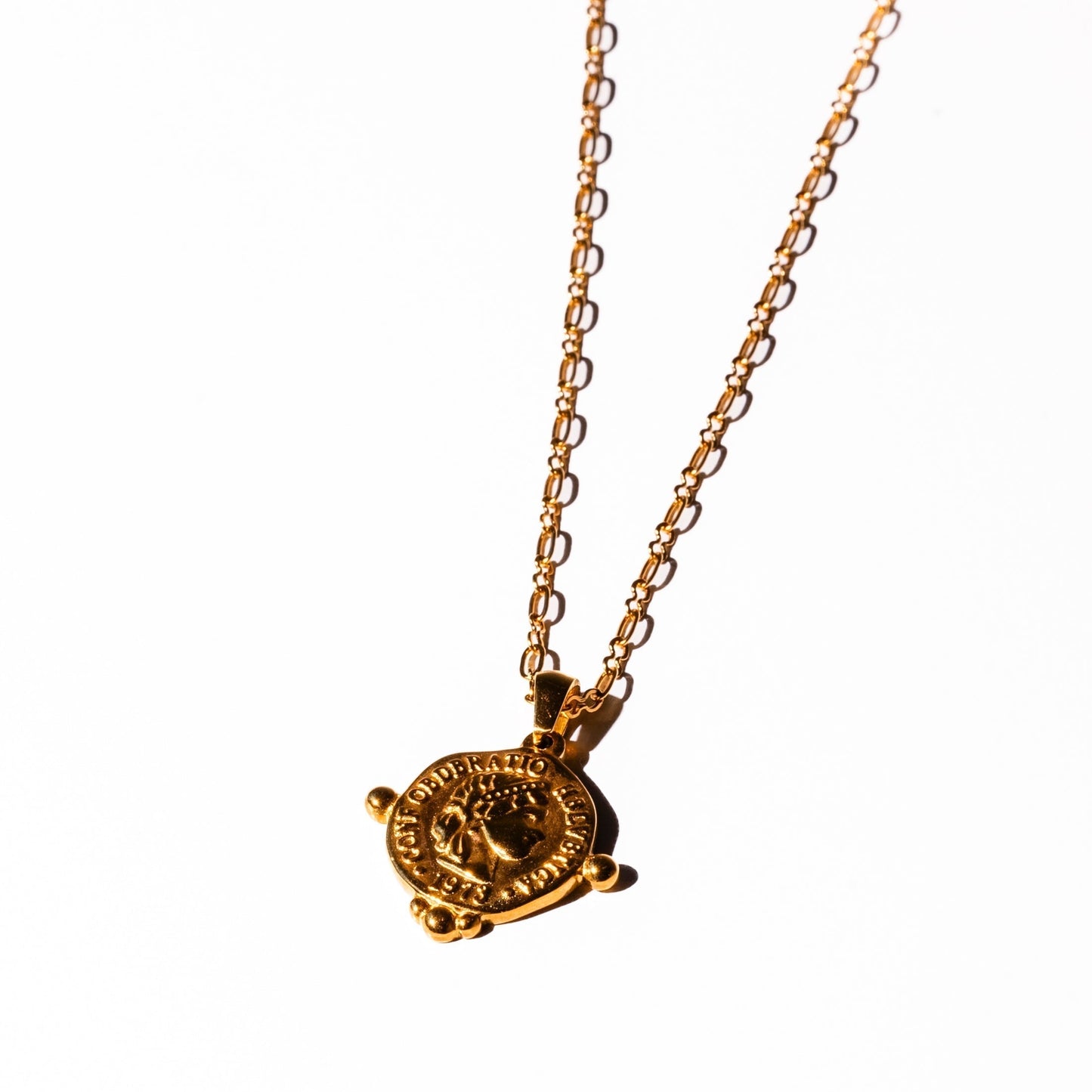 Magdalena – Collana dorata dal carattere deciso