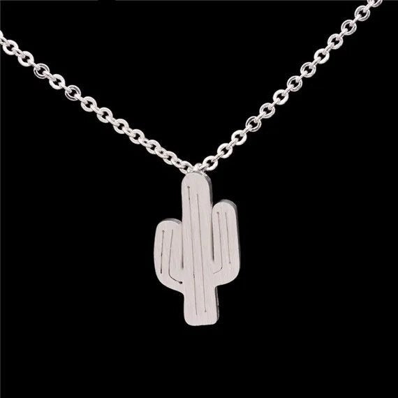 Amira – Collana dorata con pendente a forma di cactus