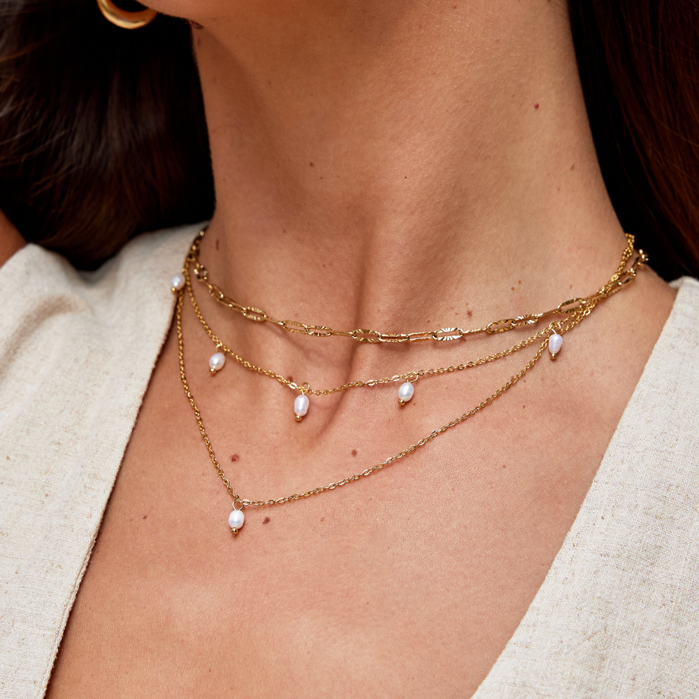 Tanja – Collana dorata stratificata con maglia moderna