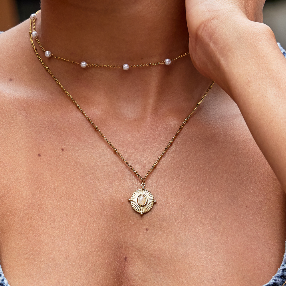 Annika – Collana dorata delicata con pendente squadrato