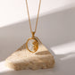 Alzbeta – Collana d’oro con piccoli ciondoli simbolici.