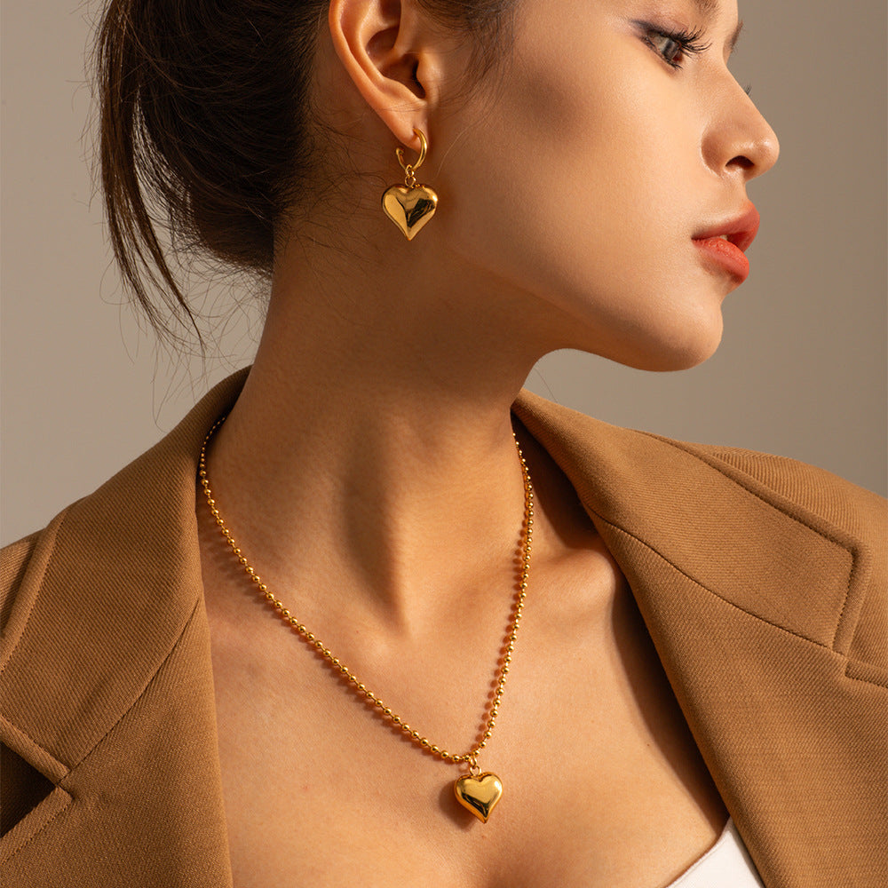 Amalia – Collana dorata con medaglione moderno