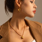 Amálie – Collana in oro con medaglione moderno.
