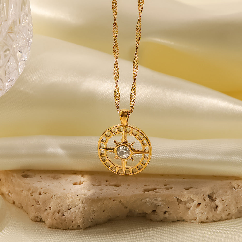 Alzbeta – Collana d’oro con piccoli ciondoli simbolici.