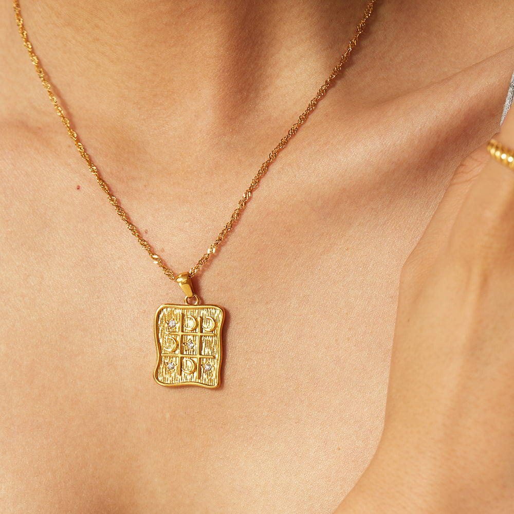 Alzbeta – Collana d’oro con piccoli ciondoli simbolici.
