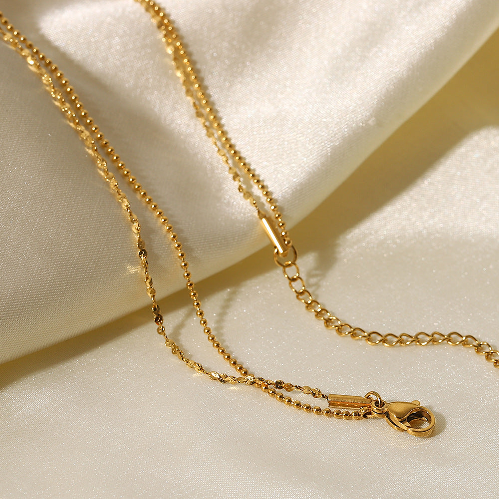 Helena – Collana dorata discreta dal fascino geometrico