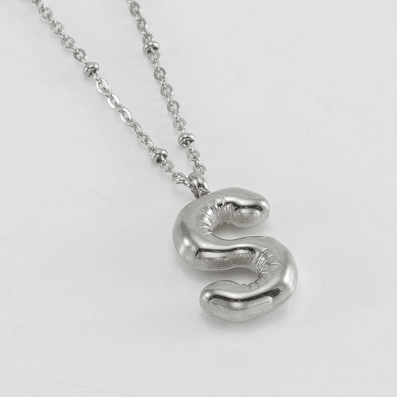 Irena – Collana dorata con charme a forma di iniziale