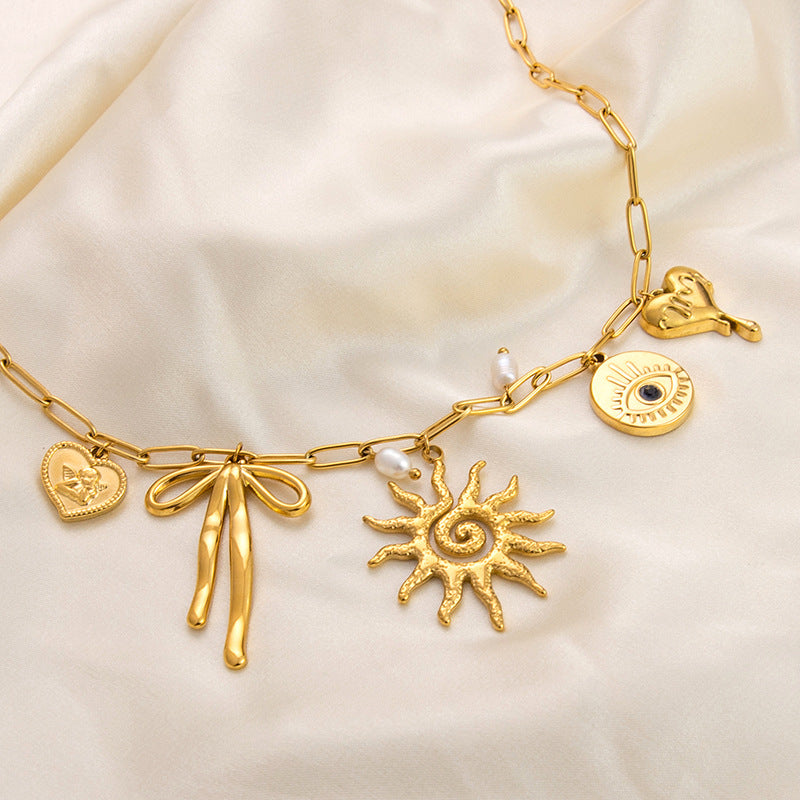 Emilie – Collana dorata delicata con piccoli pendenti