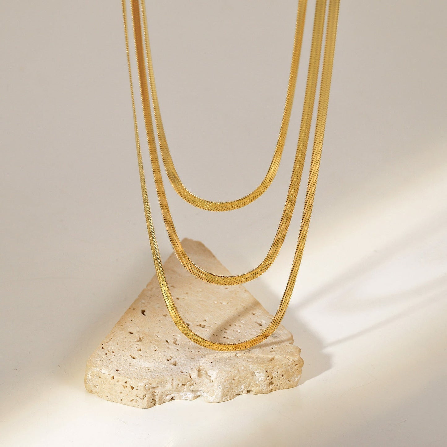 Sofia – Collana multistrato realizzata in oro fino.