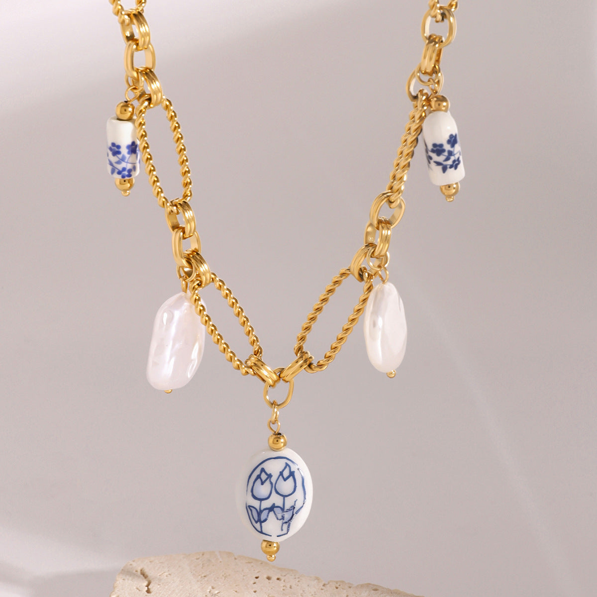 Lena – Collana in oro con pietre scintillanti.