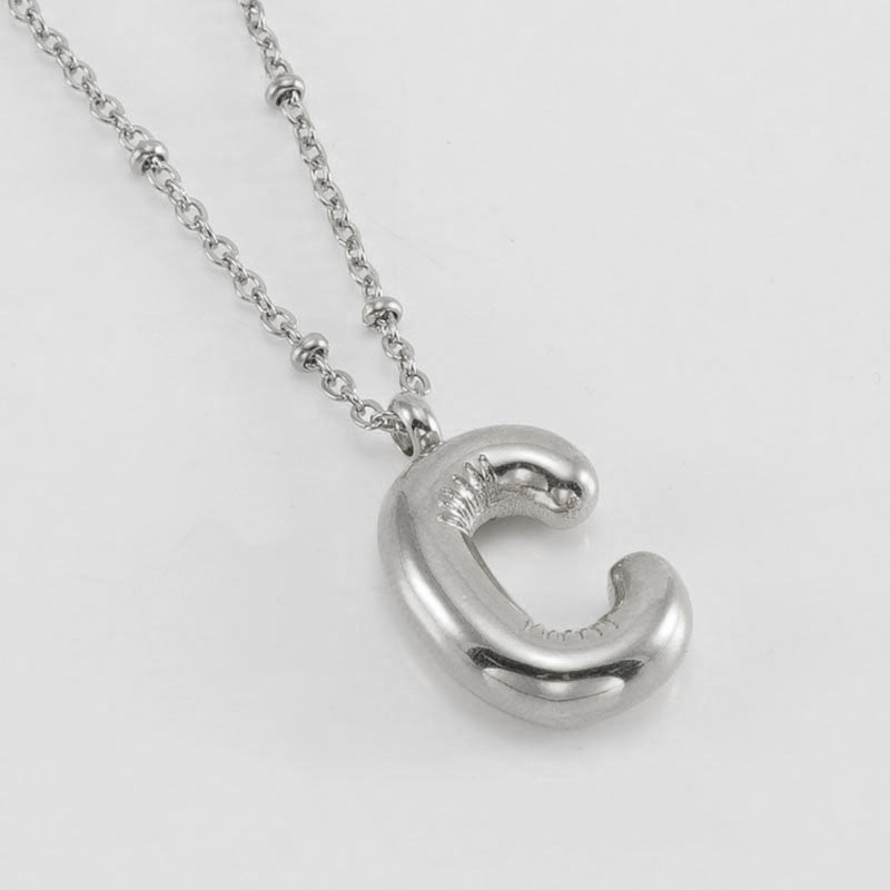 Irena – Collana dorata con charme a forma di iniziale