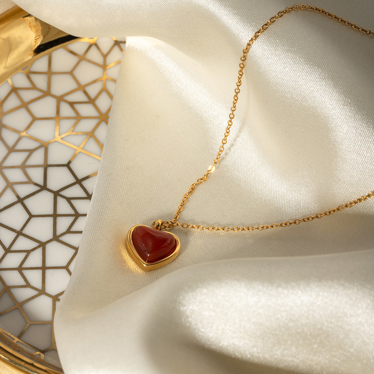 Marlena – Delicata collana con pendente a goccia lucente.