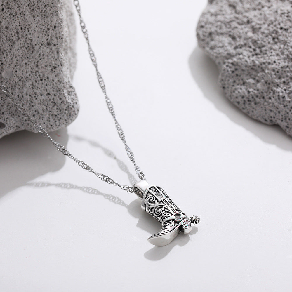 Johana – Delicate necklace with enchanting gold pendants.