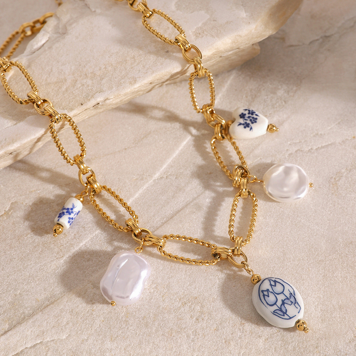 Lena – Collana in oro con pietre scintillanti.