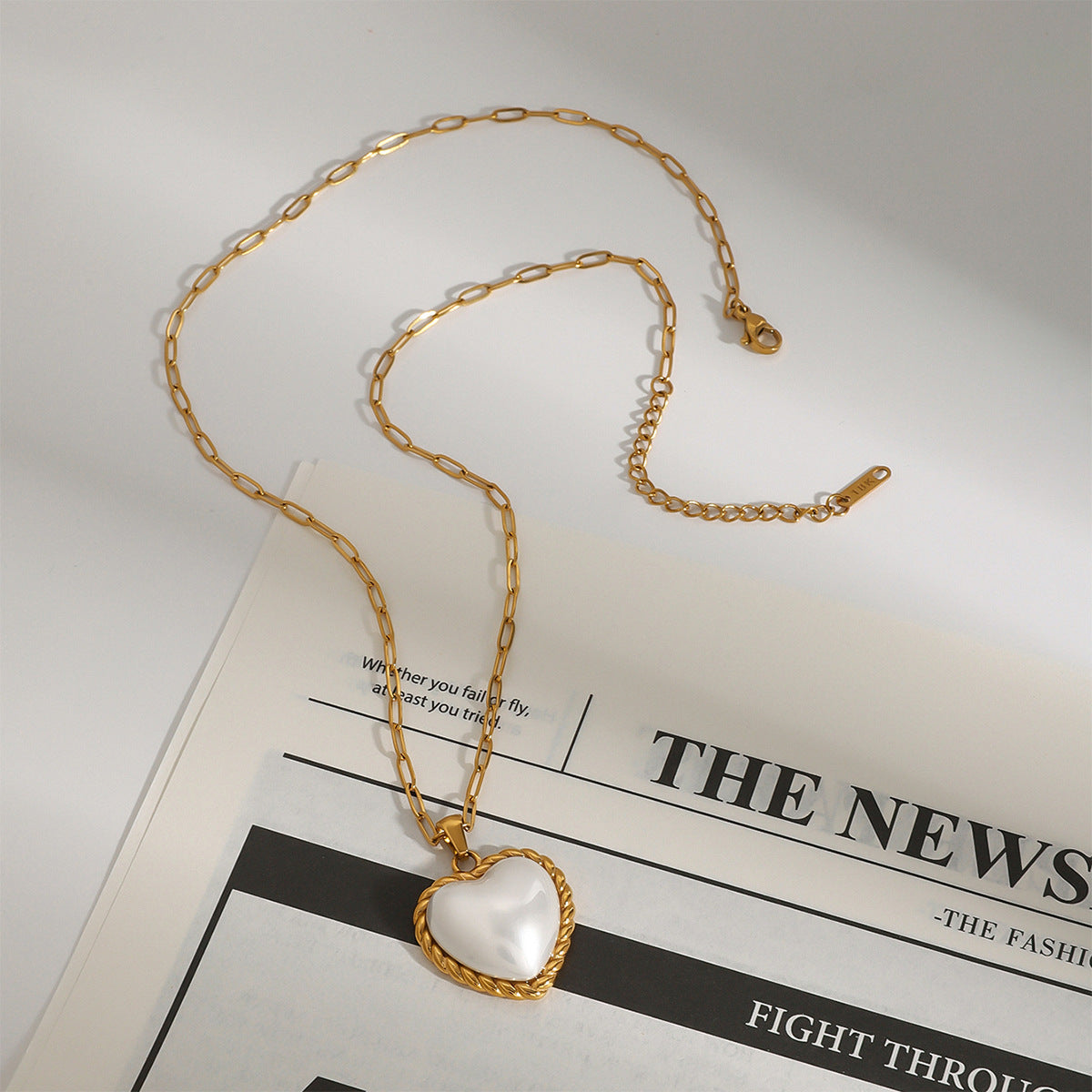 Viktorie – Collana in oro con un elegante pendente.