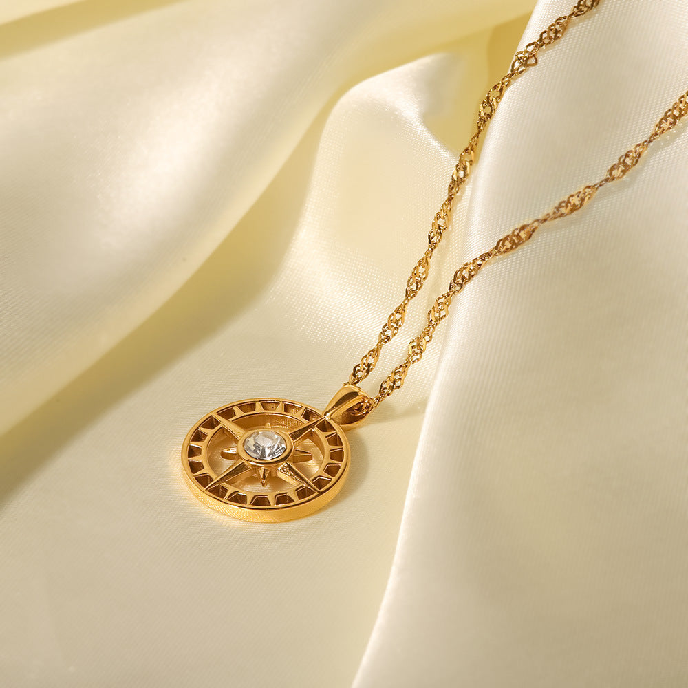 Alzbeta – Collana d’oro con piccoli ciondoli simbolici.